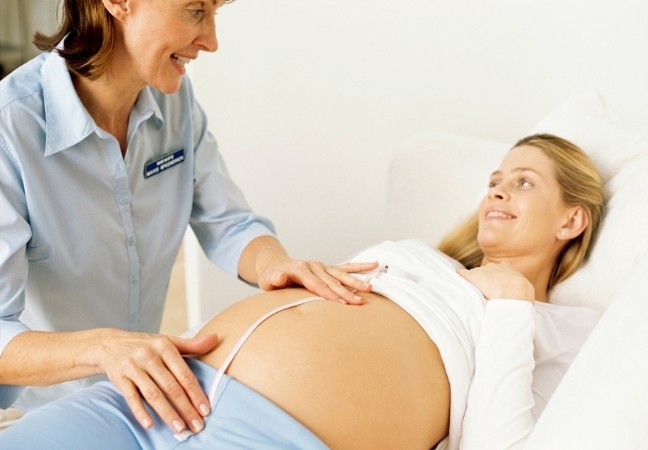 Sage-femme en consultation de suivi de grossesse